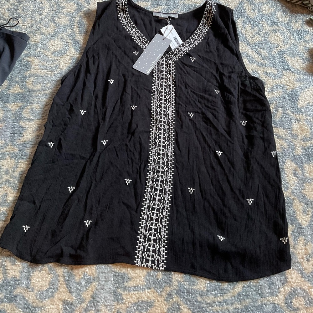 Daniel Rainn Black Sleeveless Embroidered V-Neck top